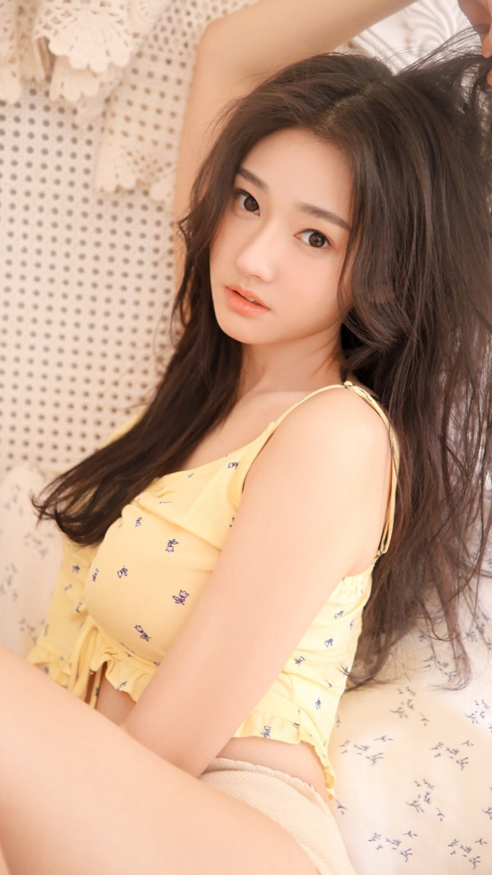 长发美眉露脐装超短裤香肩美腿 长发美眉露脐装超短裤香肩美腿