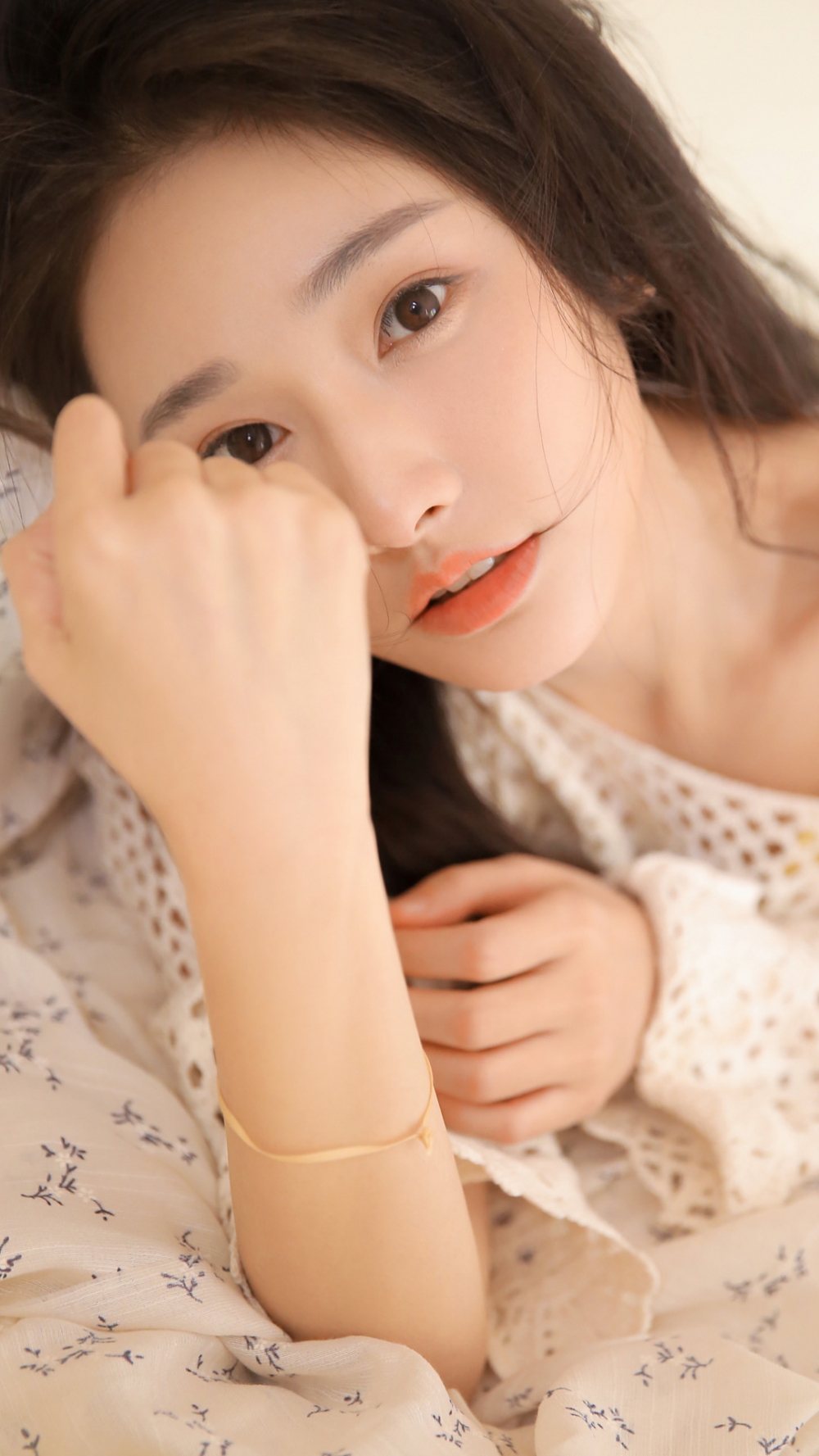 长发美眉露脐装超短裤香肩美腿 长发美眉露脐装超短裤香肩美腿