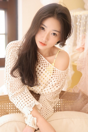 长发美眉露脐装超短裤香肩美腿