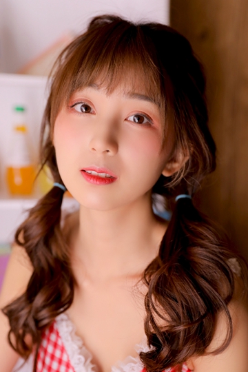 双马尾辫美女萝莉吊带短裤甜美迷人
