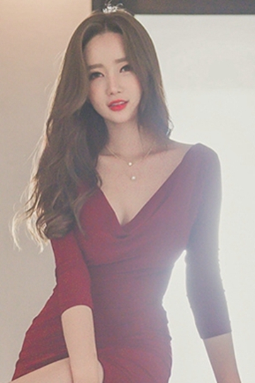 美女尤物低胸开叉长裙前凸后翘性感撩人