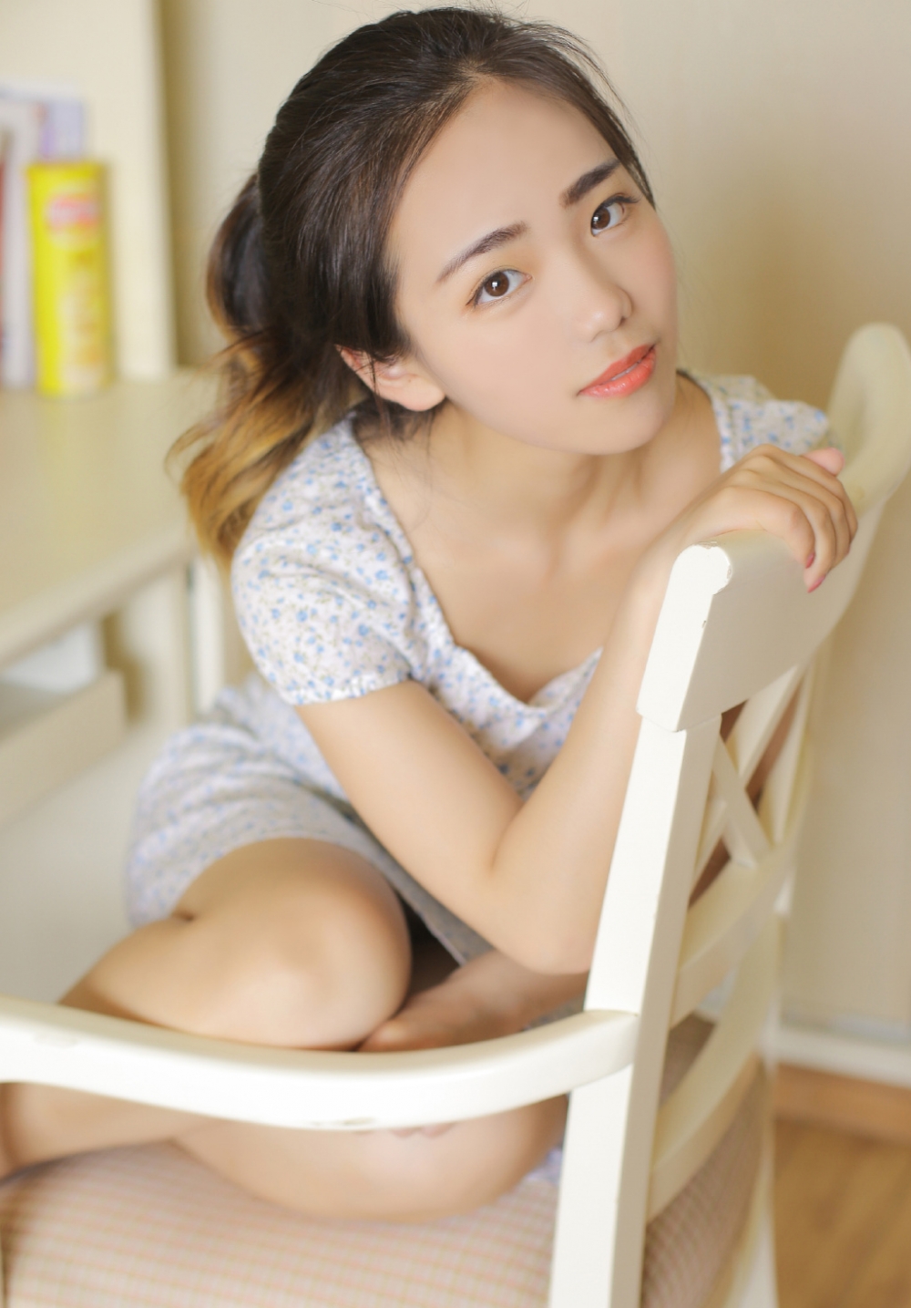 高马尾美少女碎花连衣裙白皙大长腿 高马尾美少女碎花连衣裙白皙大长腿