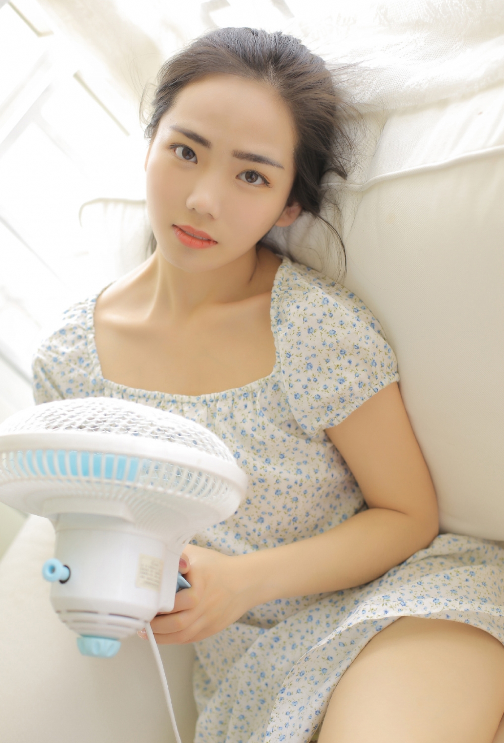 高马尾美少女碎花连衣裙白皙大长腿 高马尾美少女碎花连衣裙白皙大长腿
