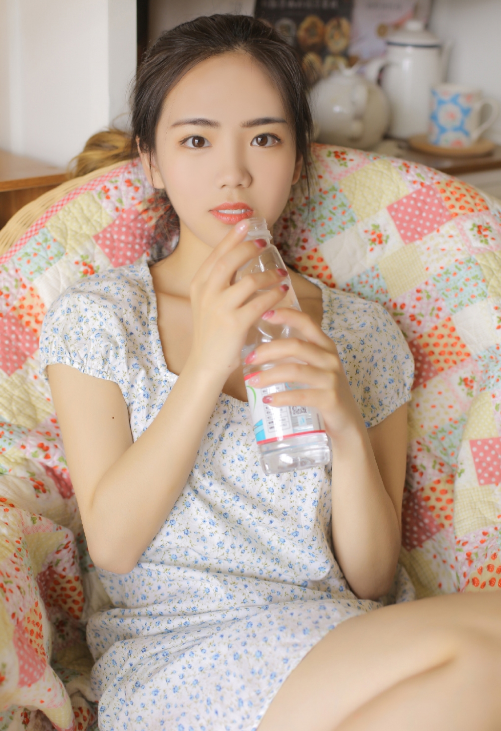 高马尾美少女碎花连衣裙白皙大长腿 高马尾美少女碎花连衣裙白皙大长腿