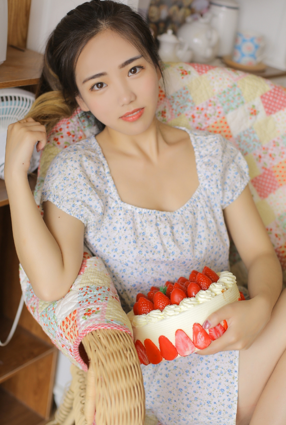 高马尾美少女碎花连衣裙白皙大长腿 高马尾美少女碎花连衣裙白皙大长腿