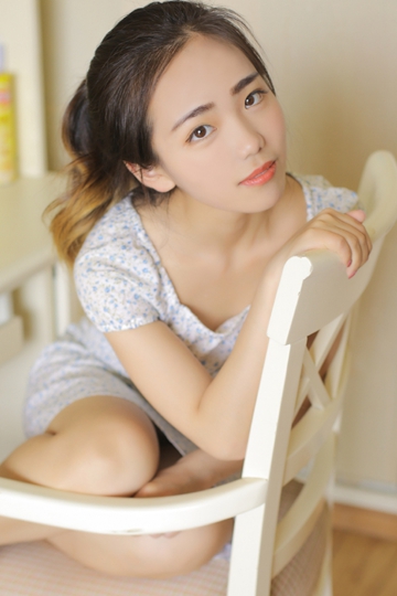 高马尾美少女碎花连衣裙白皙大长腿