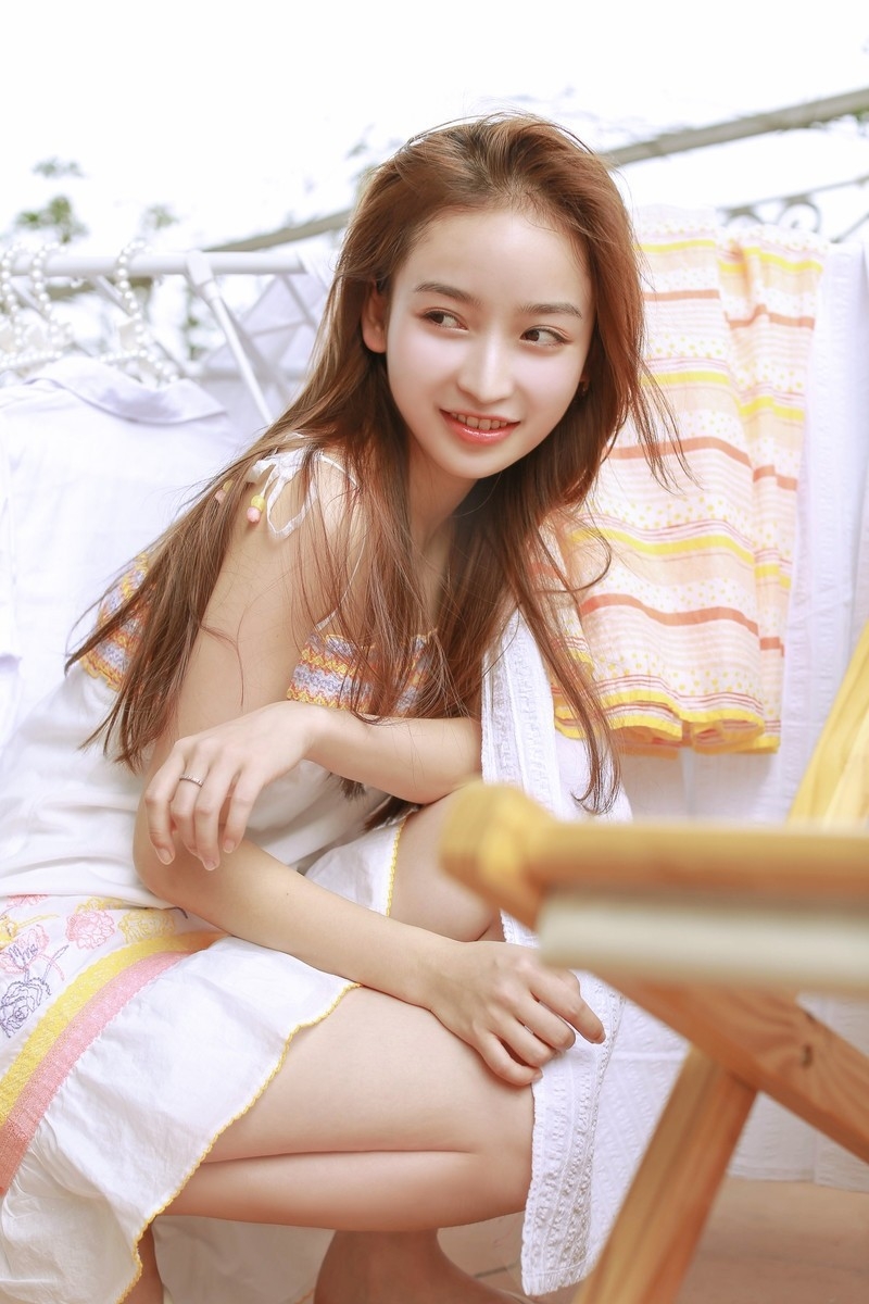 小清新美女吊带连衣裙清纯可人 小清新美女吊带连衣裙清纯可人