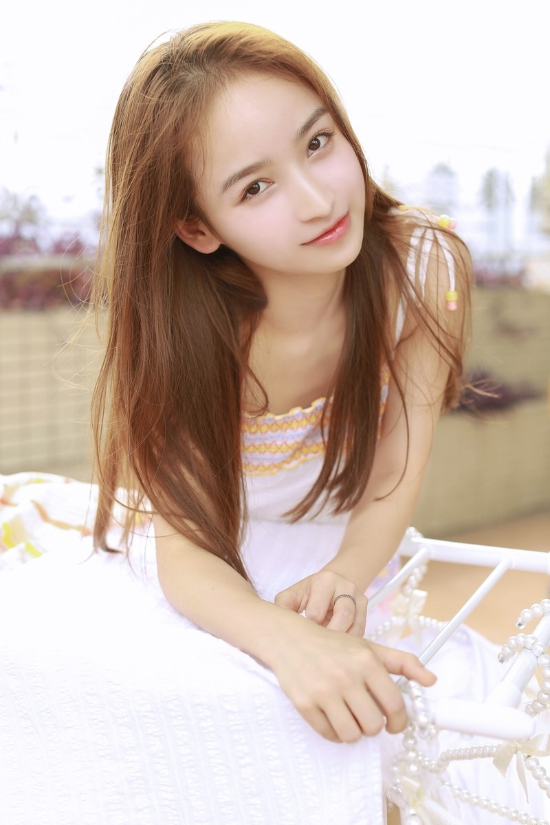 小清新美女吊带连衣裙清纯可人 小清新美女吊带连衣裙清纯可人