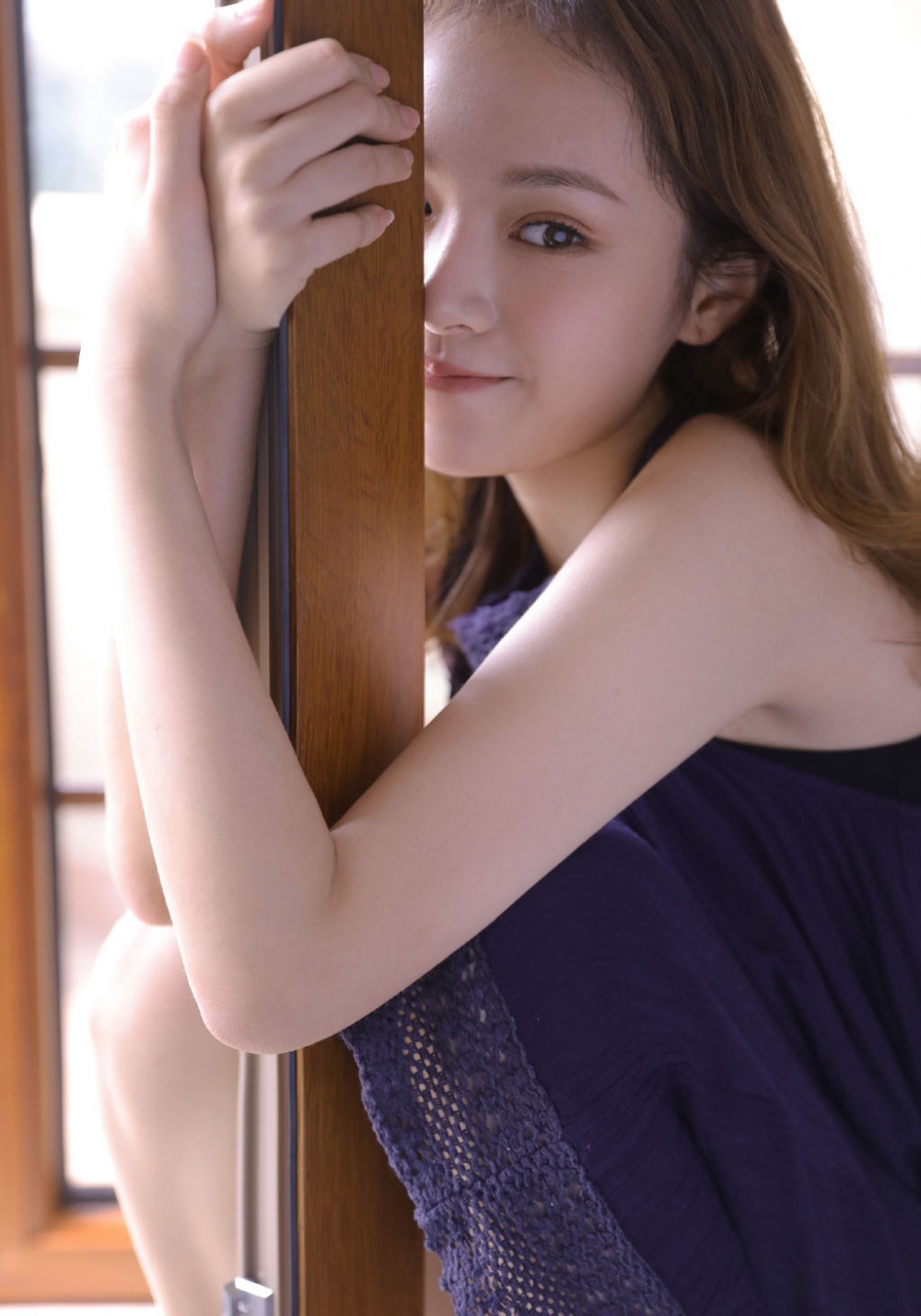金发少女吊带睡裙香肩美腿慵懒随性 金发少女吊带睡裙香肩美腿慵懒随性