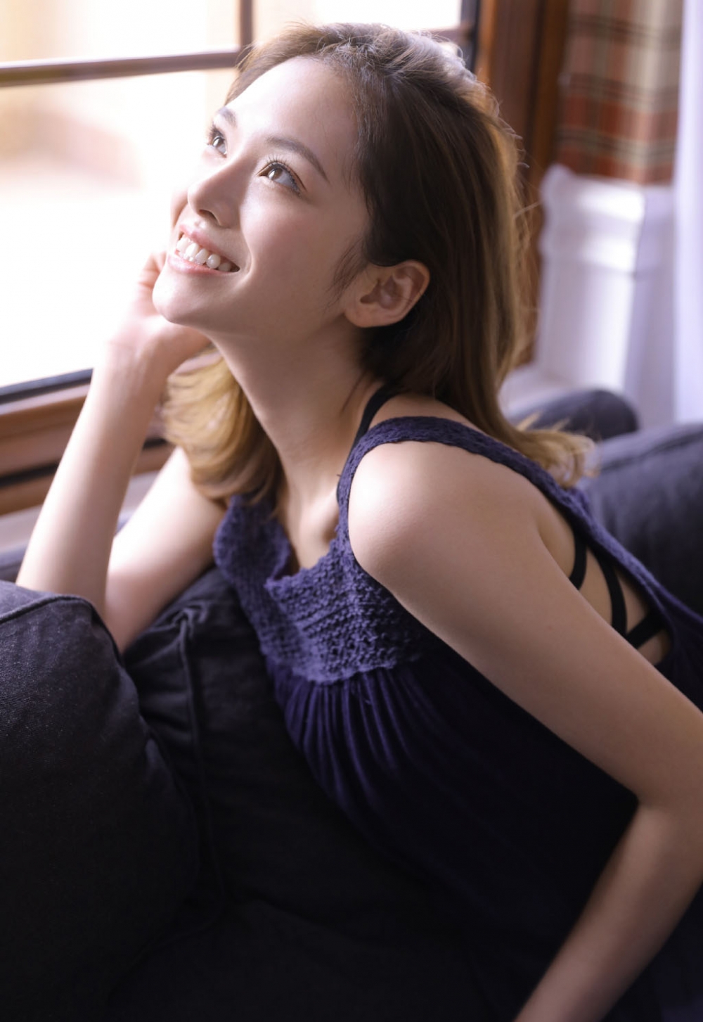 金发少女吊带睡裙香肩美腿慵懒随性 金发少女吊带睡裙香肩美腿慵懒随性