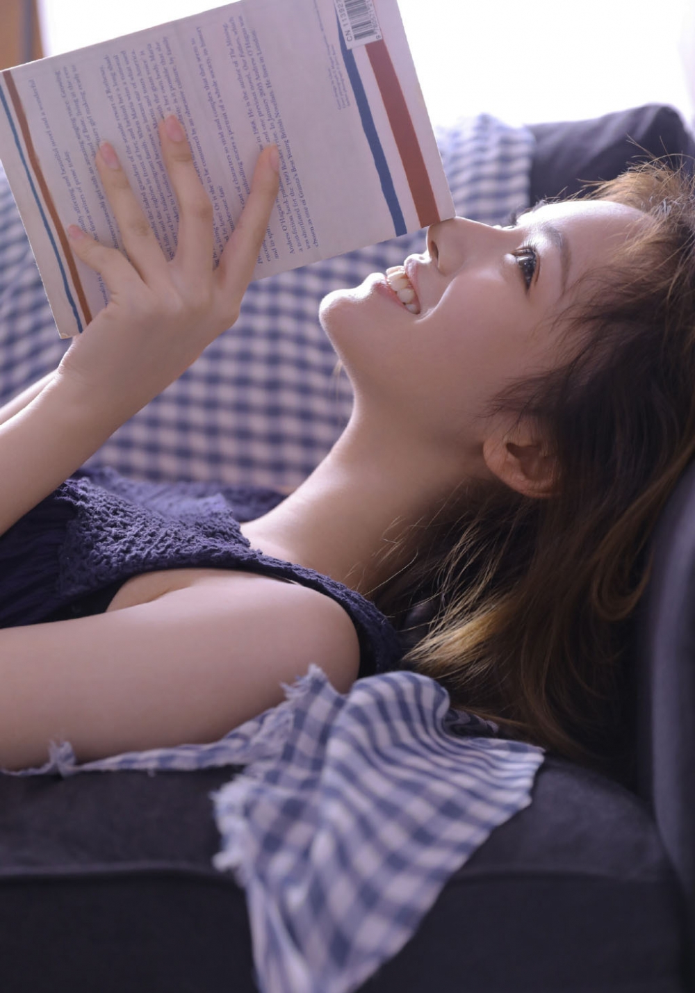 金发少女吊带睡裙香肩美腿慵懒随性 金发少女吊带睡裙香肩美腿慵懒随性