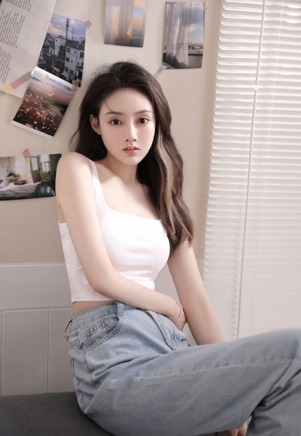 牛仔裤美少女吊带香肩清纯可人 牛仔裤美少女吊带香肩清纯可人