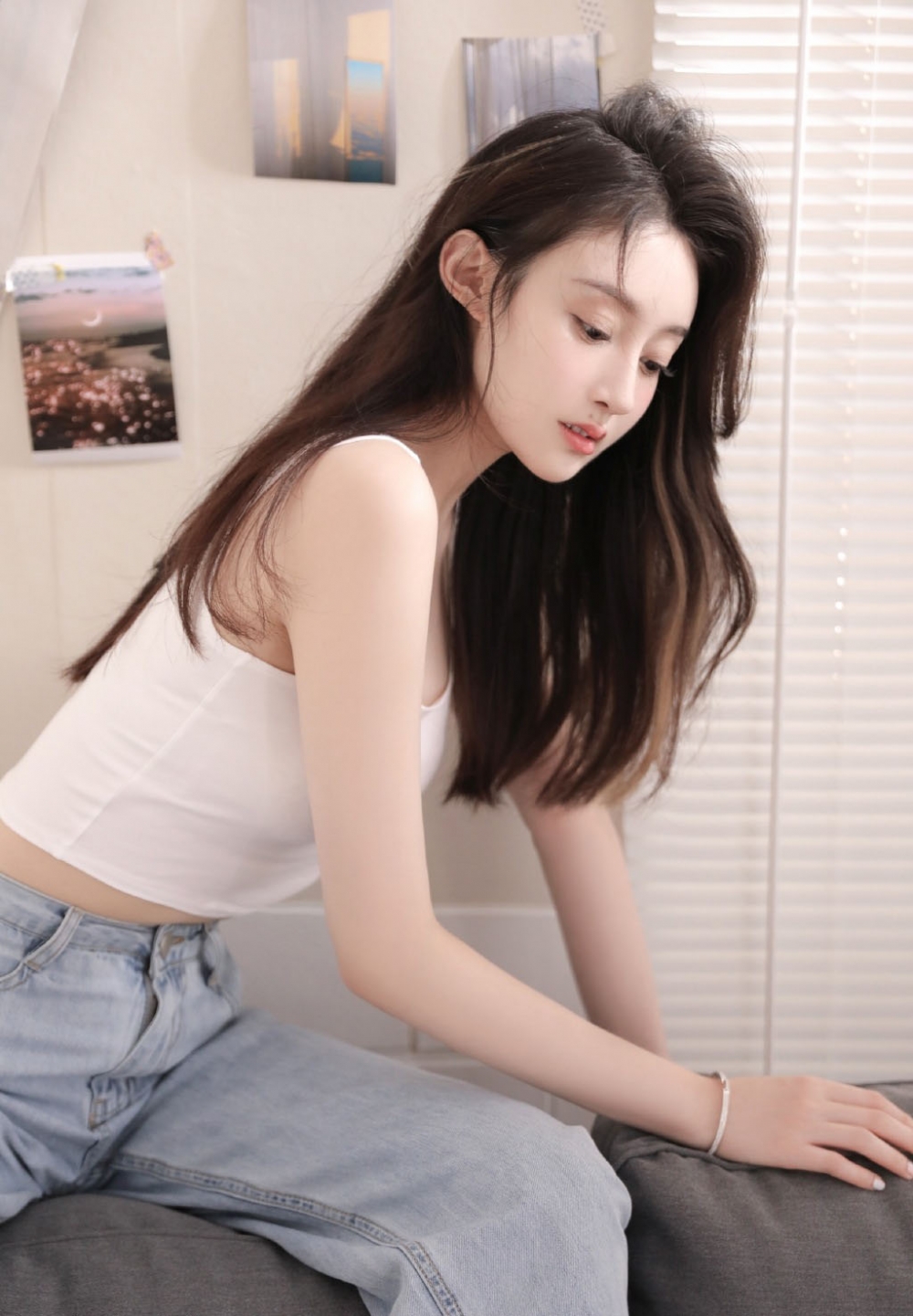 牛仔裤美少女吊带香肩清纯可人 牛仔裤美少女吊带香肩清纯可人