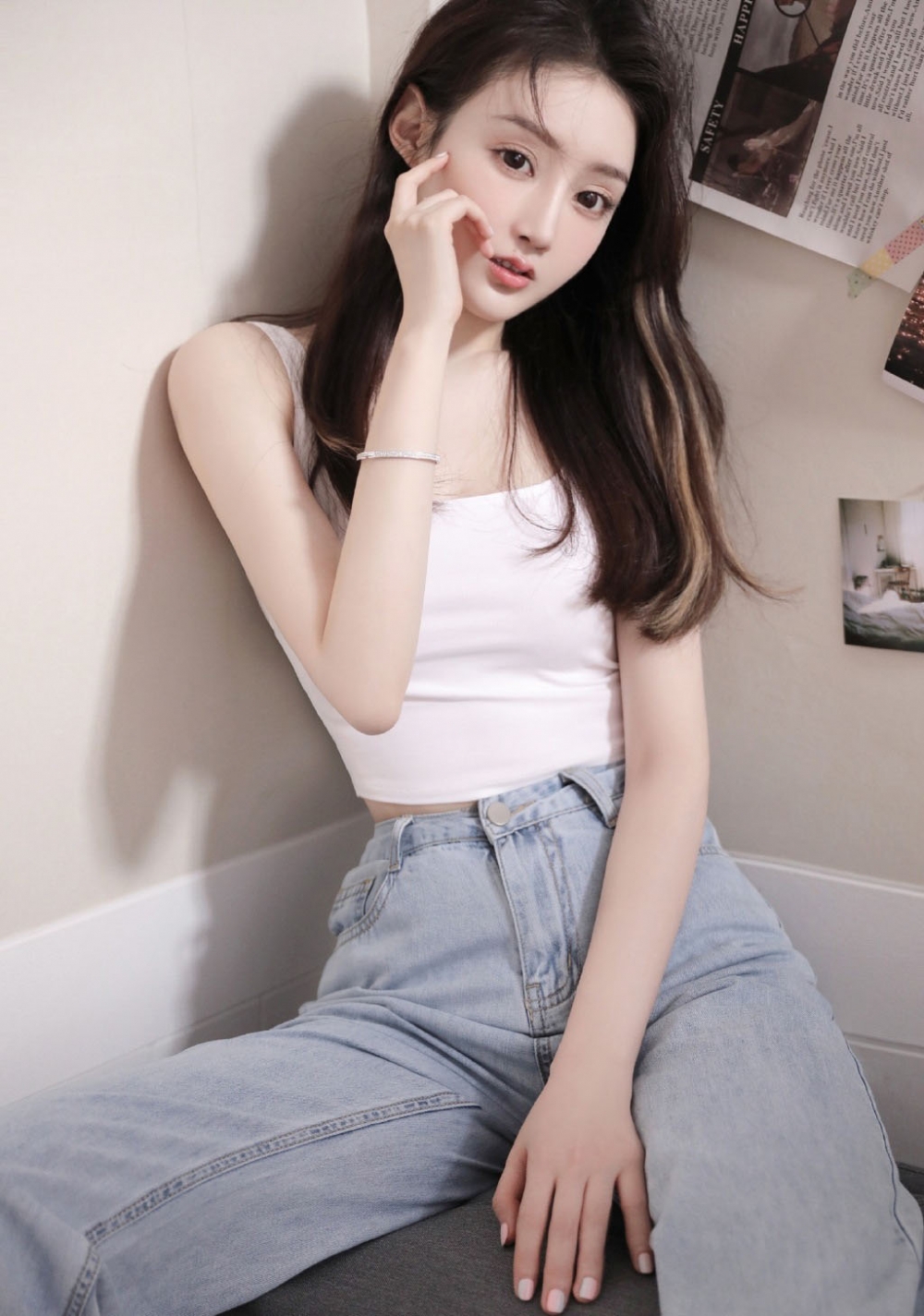 牛仔裤美少女吊带香肩清纯可人 牛仔裤美少女吊带香肩清纯可人