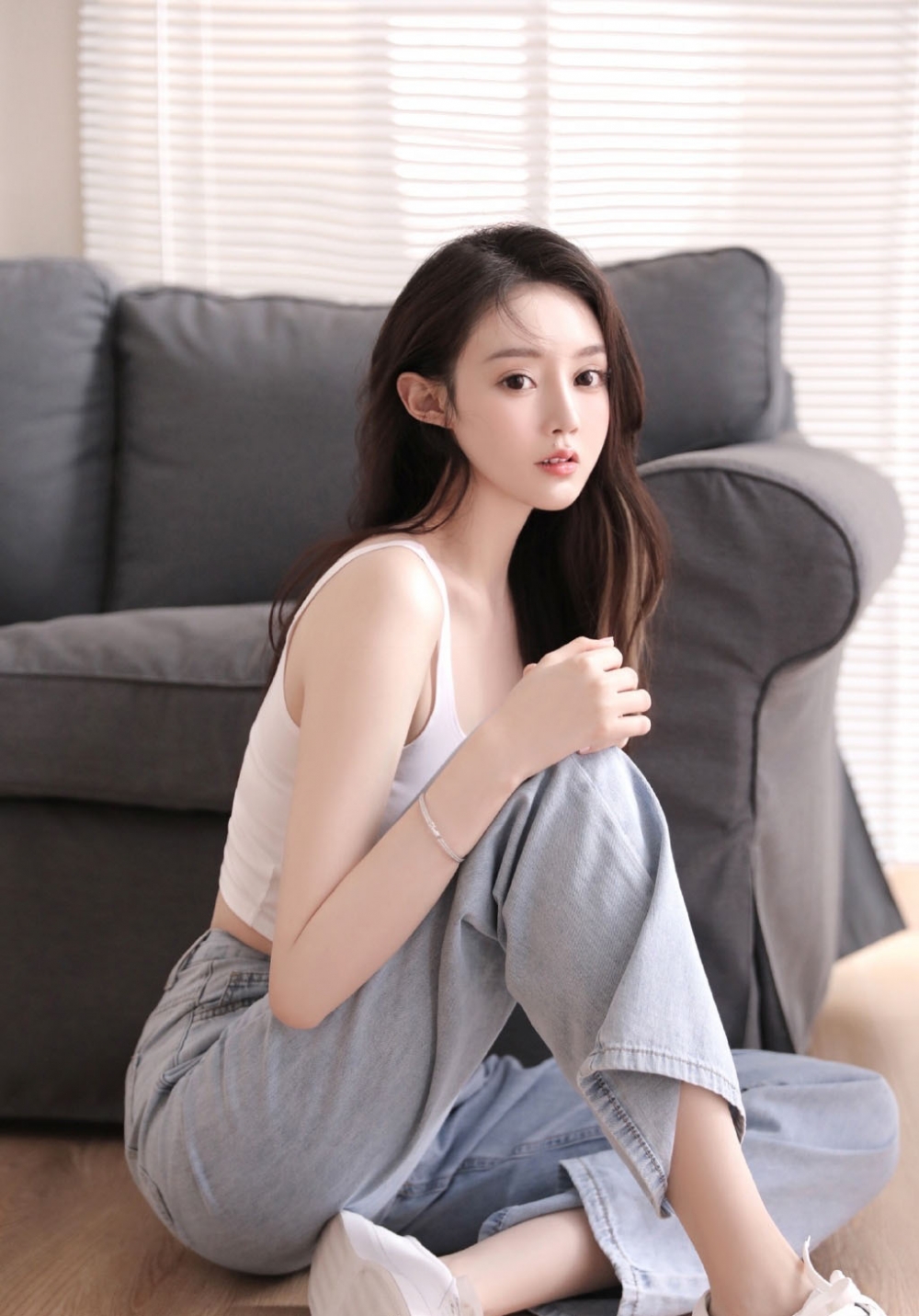 牛仔裤美少女吊带香肩清纯可人 牛仔裤美少女吊带香肩清纯可人
