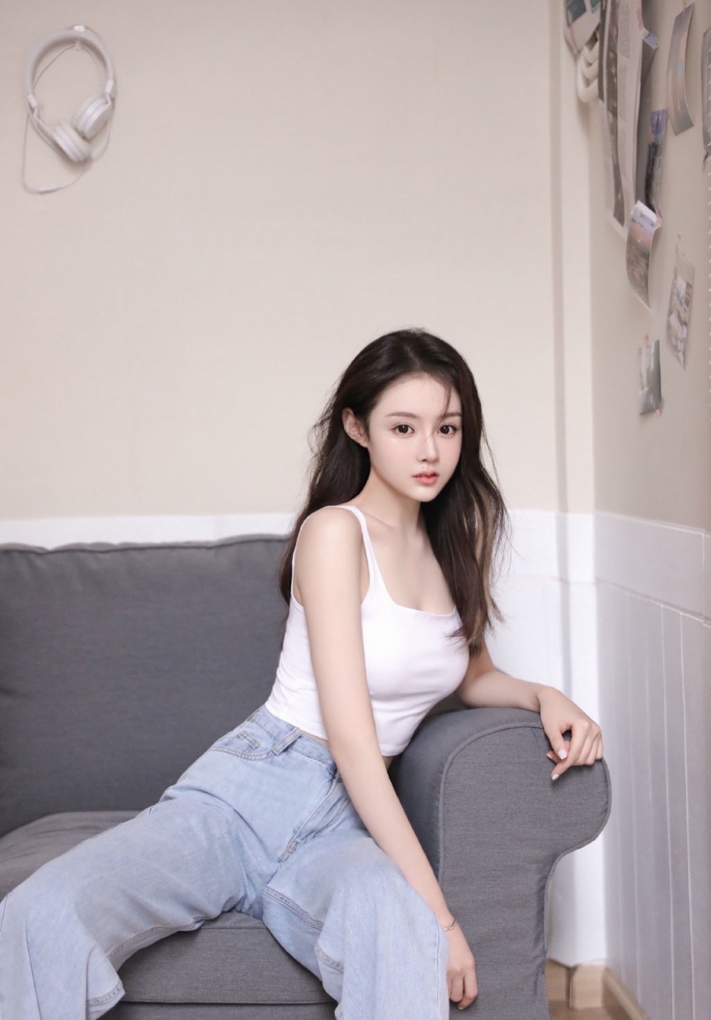 牛仔裤美少女吊带香肩清纯可人 牛仔裤美少女吊带香肩清纯可人