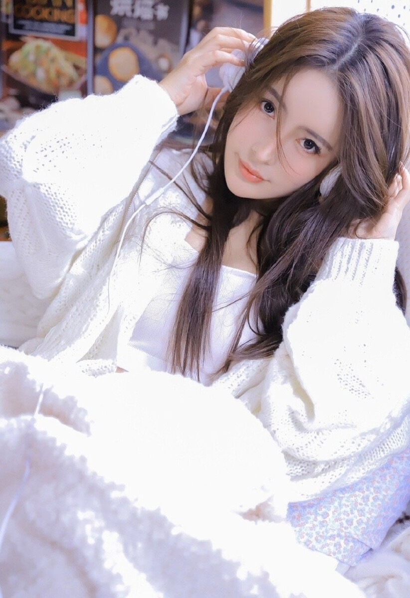 瓜子脸小姐姐白丝美腿纤细笔直 瓜子脸小姐姐白丝美腿纤细笔直