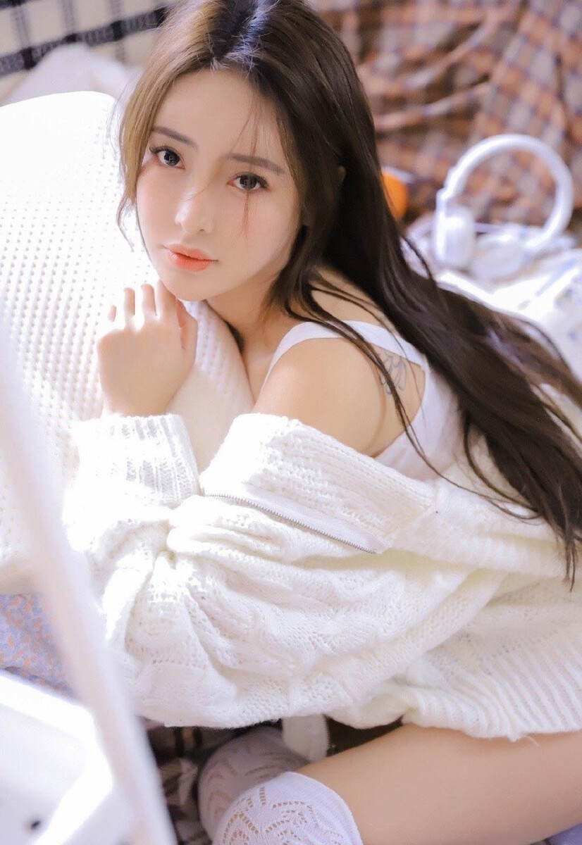 瓜子脸小姐姐白丝美腿纤细笔直 瓜子脸小姐姐白丝美腿纤细笔直