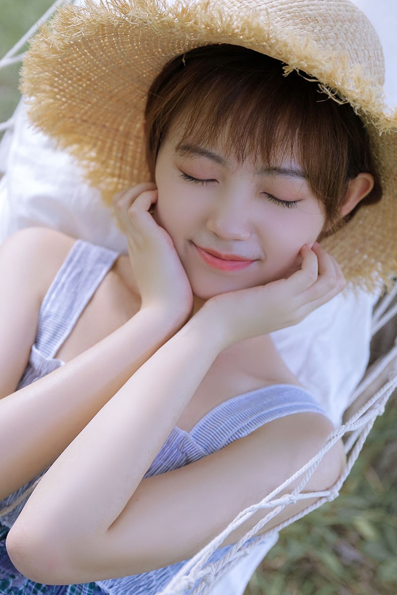 戴草帽的短发美眉吊带香肩甜美迷人 戴草帽的短发美眉吊带香肩甜美迷人