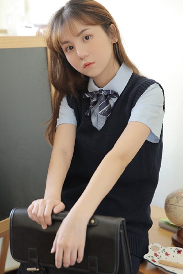 制服美女学生妹黑丝美腿纤细笔直