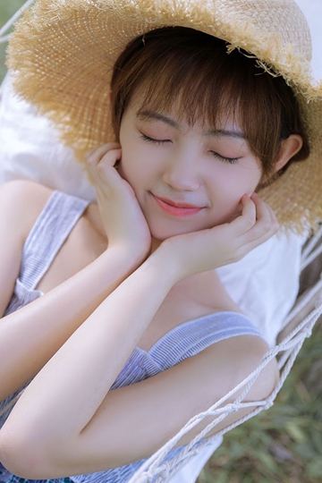 戴草帽的短发美眉吊带香肩甜美迷人