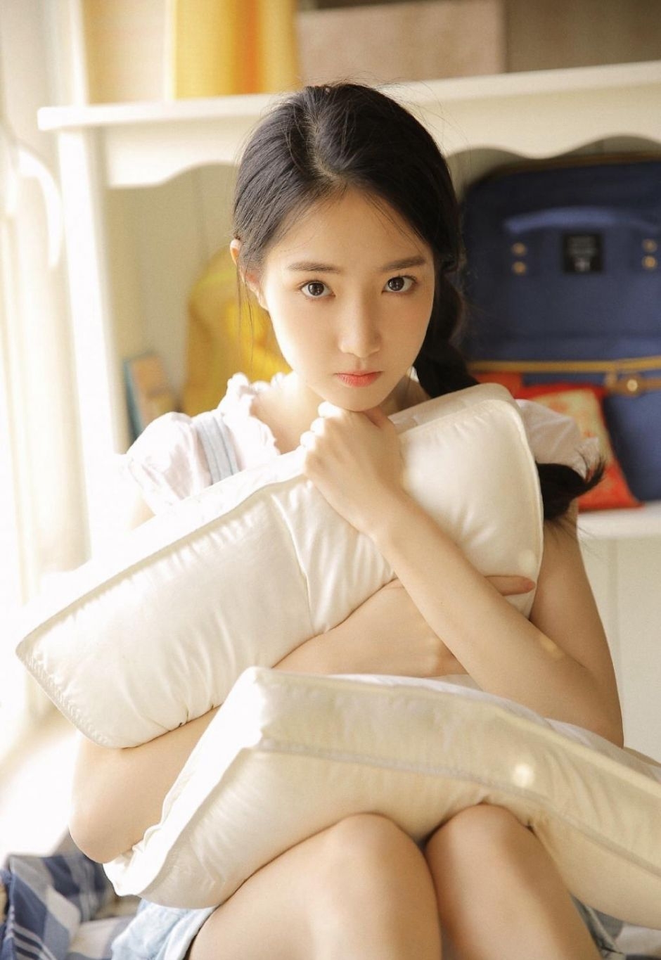 麻花辫美少女牛仔短裤白皙美腿 麻花辫美少女牛仔短裤白皙美腿