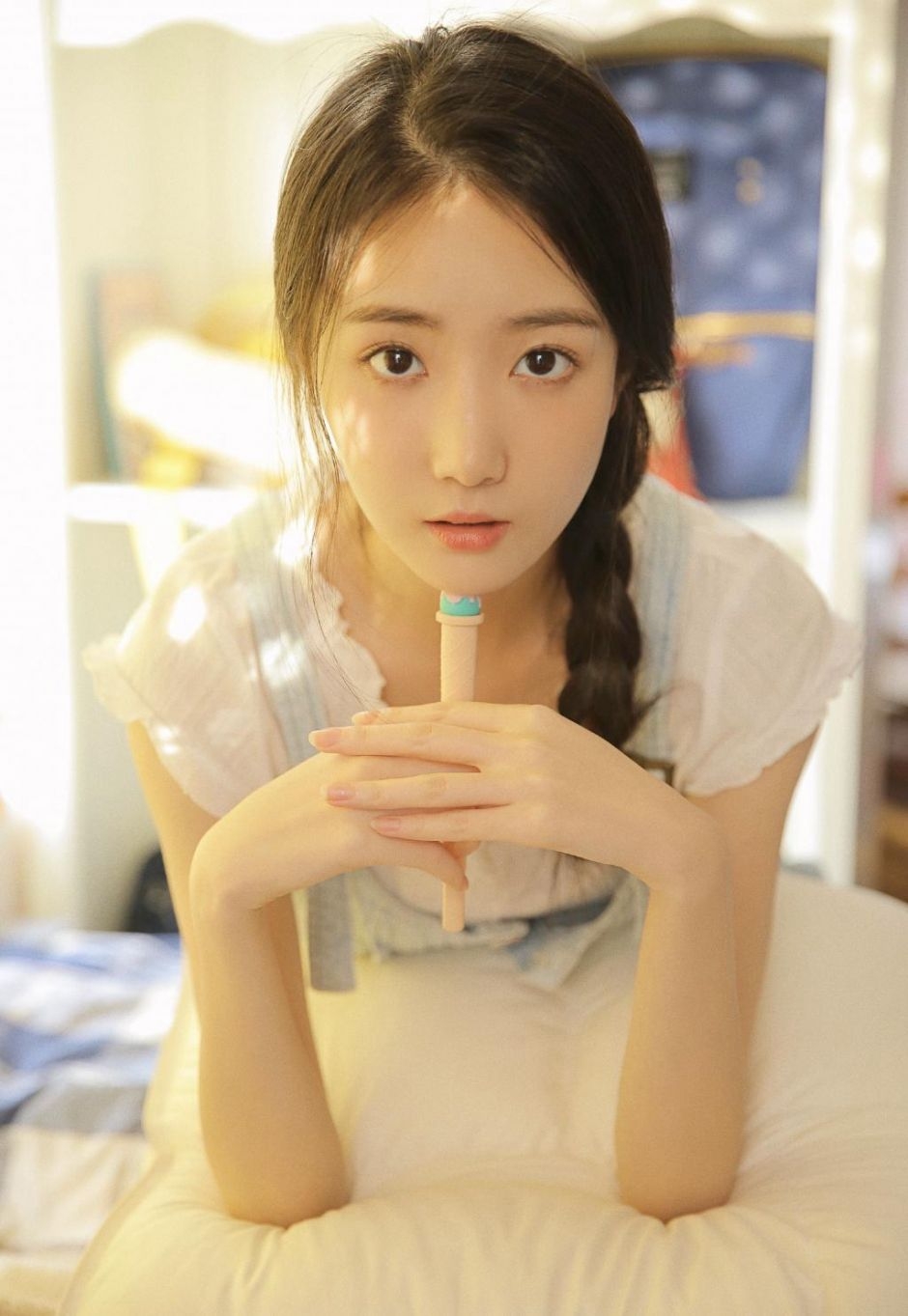 麻花辫美少女牛仔短裤白皙美腿 麻花辫美少女牛仔短裤白皙美腿