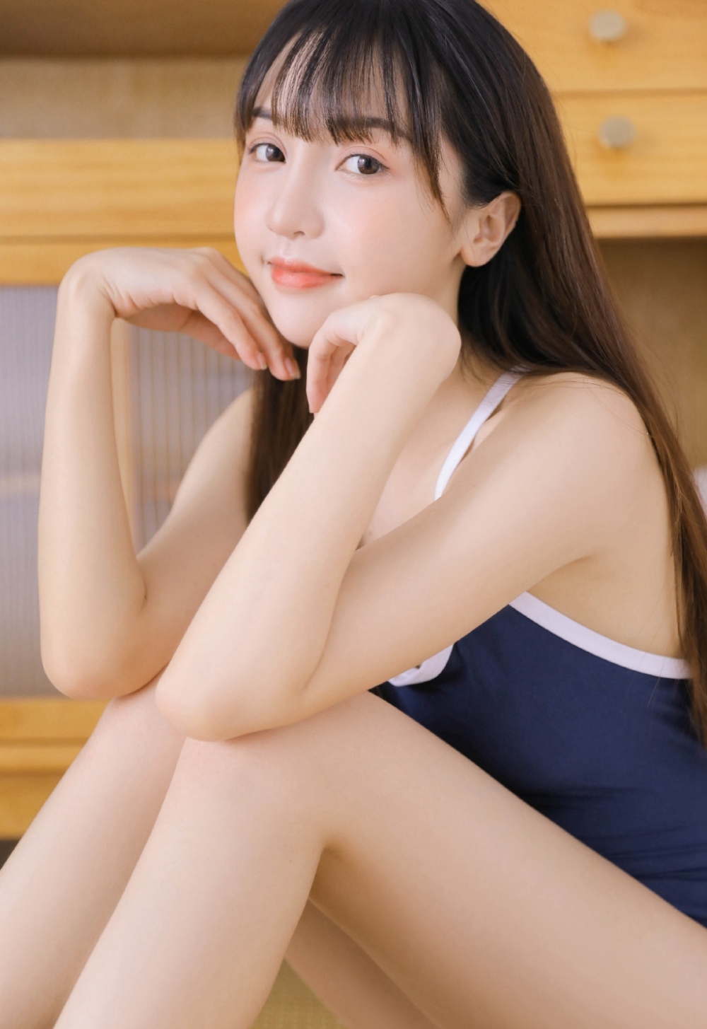 黑长直发美女萝莉连体泳衣香肩美腿 黑长直发美女萝莉连体泳衣香肩美腿