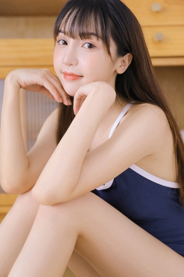 黑长直发美女萝莉连体泳衣香肩美腿