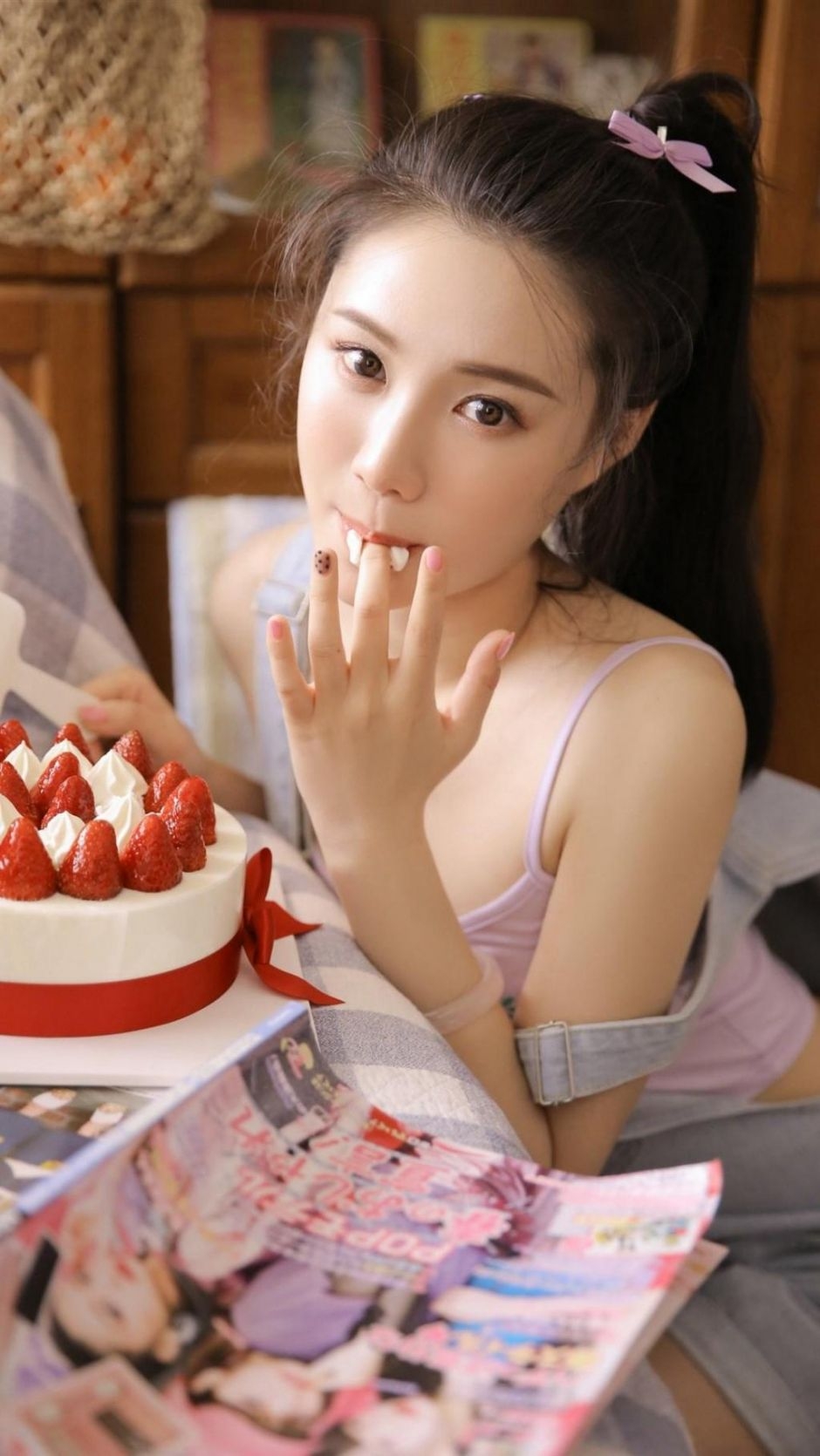 高马尾美女背带牛仔裤吊带香肩 高马尾美女背带牛仔裤吊带香肩