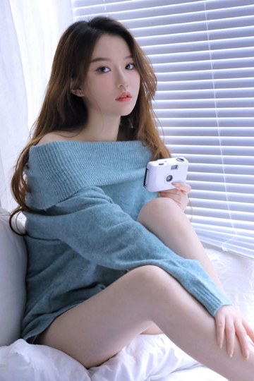 瓜子脸小姐姐圆润香肩白皙美腿