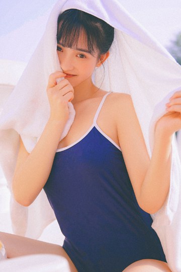 性感美少女比基尼泳衣香肩美腿