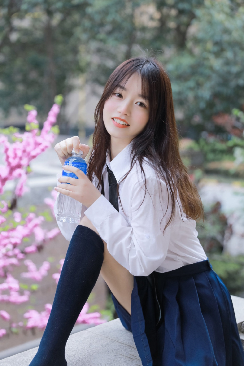 漂亮美眉学生制服黑丝美腿甜美迷人 漂亮美眉学生制服黑丝美腿甜美迷人