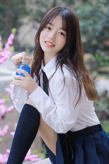 漂亮美眉学生制服黑丝美腿甜美迷人