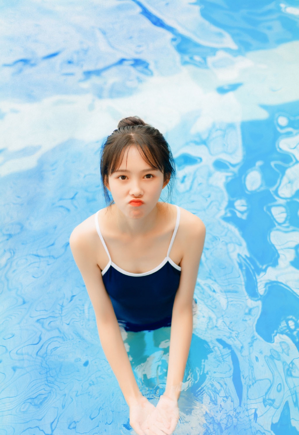 丸子头美女死水库泳衣泳池湿身诱惑 丸子头美女死水库泳衣泳池湿身诱惑