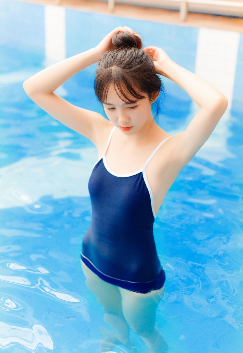 丸子头美女死水库泳衣泳池湿身诱惑 丸子头美女死水库泳衣泳池湿身诱惑