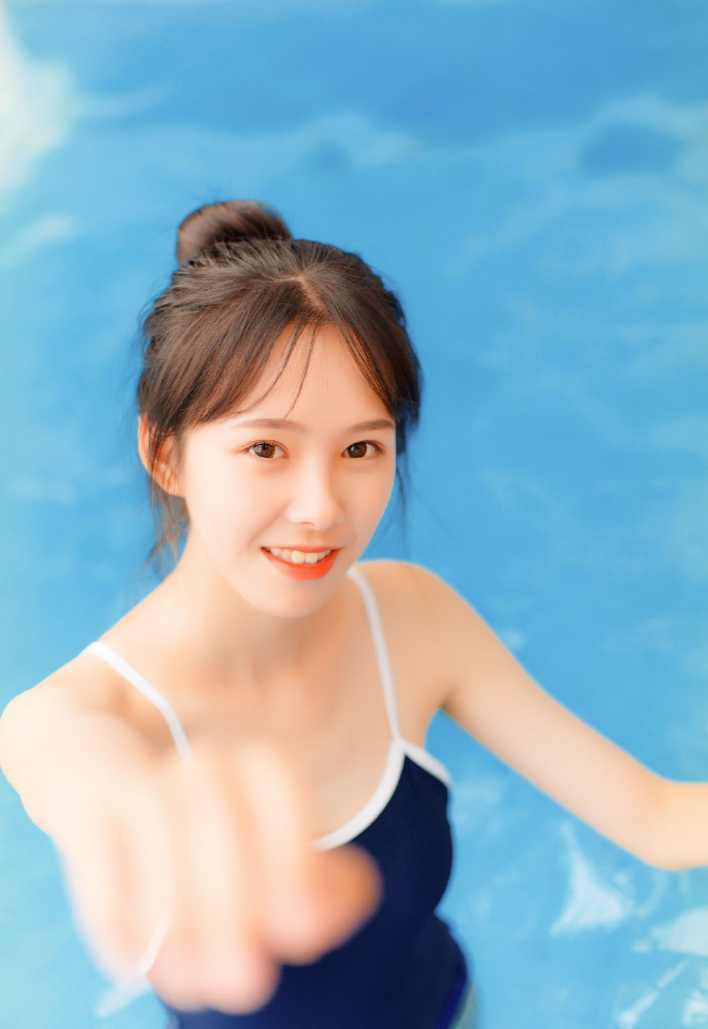 丸子头美女死水库泳衣泳池湿身诱惑 丸子头美女死水库泳衣泳池湿身诱惑
