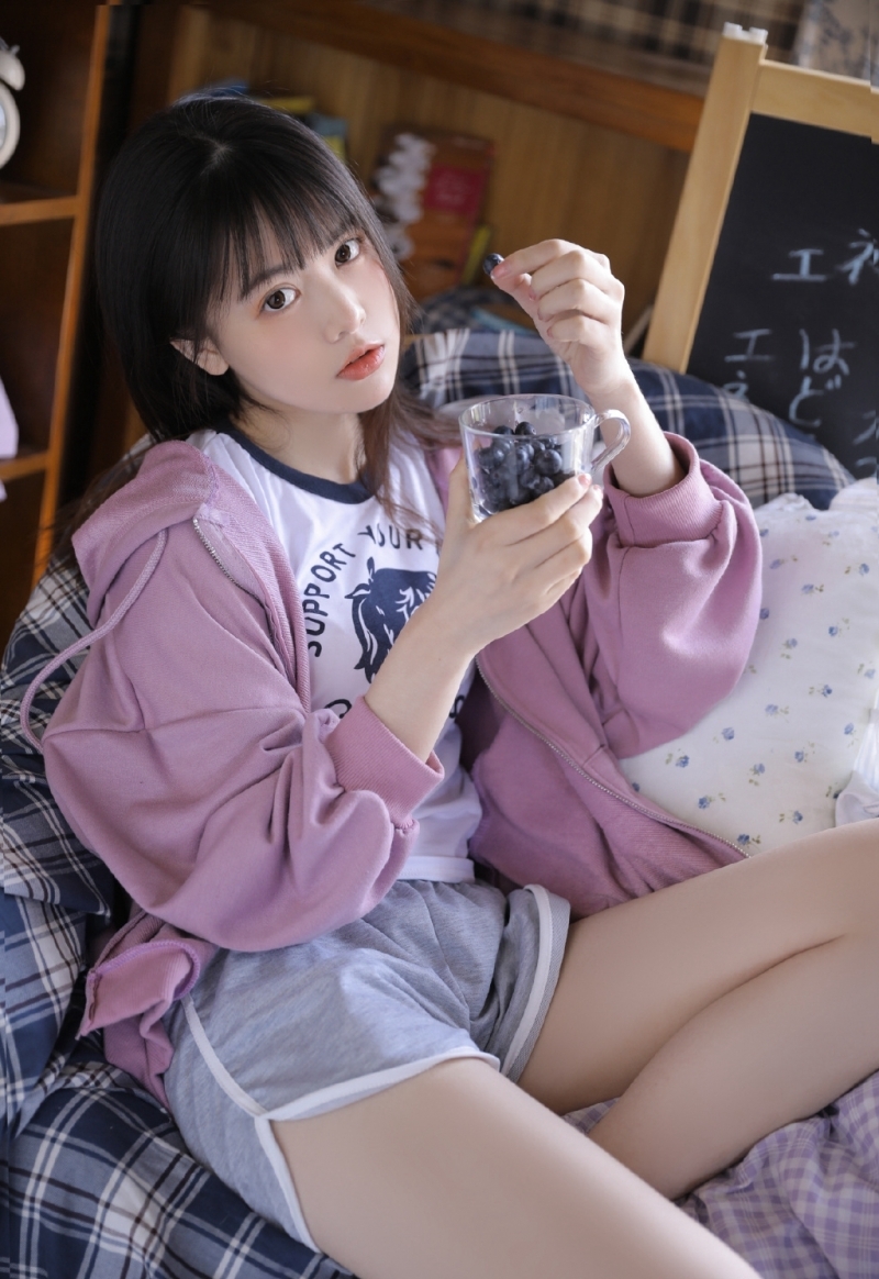 大眼萌妹运动短裤白皙美腿 大眼萌妹运动短裤白皙美腿