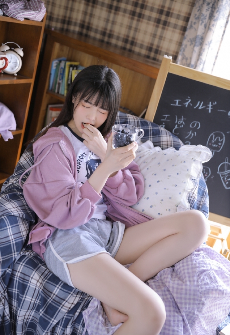 大眼萌妹运动短裤白皙美腿 大眼萌妹运动短裤白皙美腿