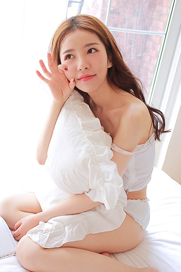 床上美女露脐装超短裤小蛮腰大长腿