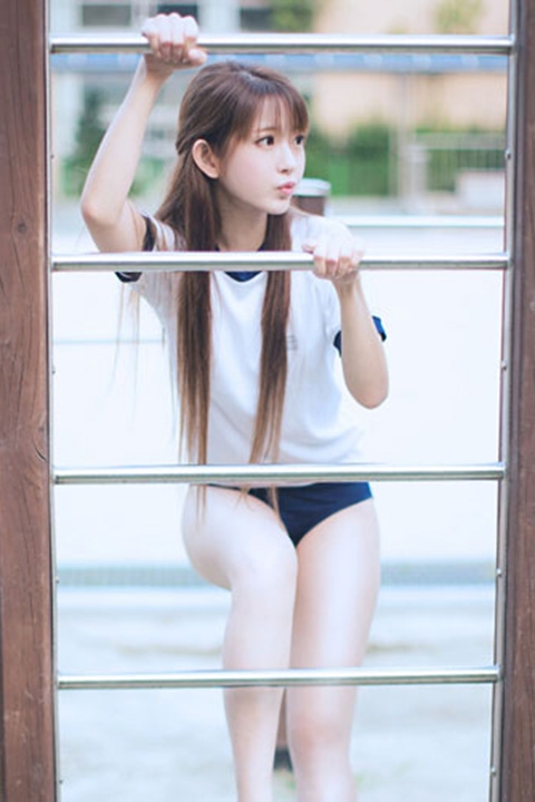 体操服萌妹子嘟嘴卖萌露齿甜笑街拍 体操服萌妹子嘟嘴卖萌露齿甜笑街拍