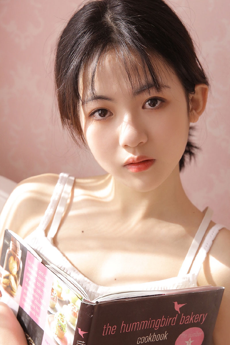 阳光下的长腿美女露齿甜笑慵懒随性 阳光下的长腿美女露齿甜笑慵懒随性