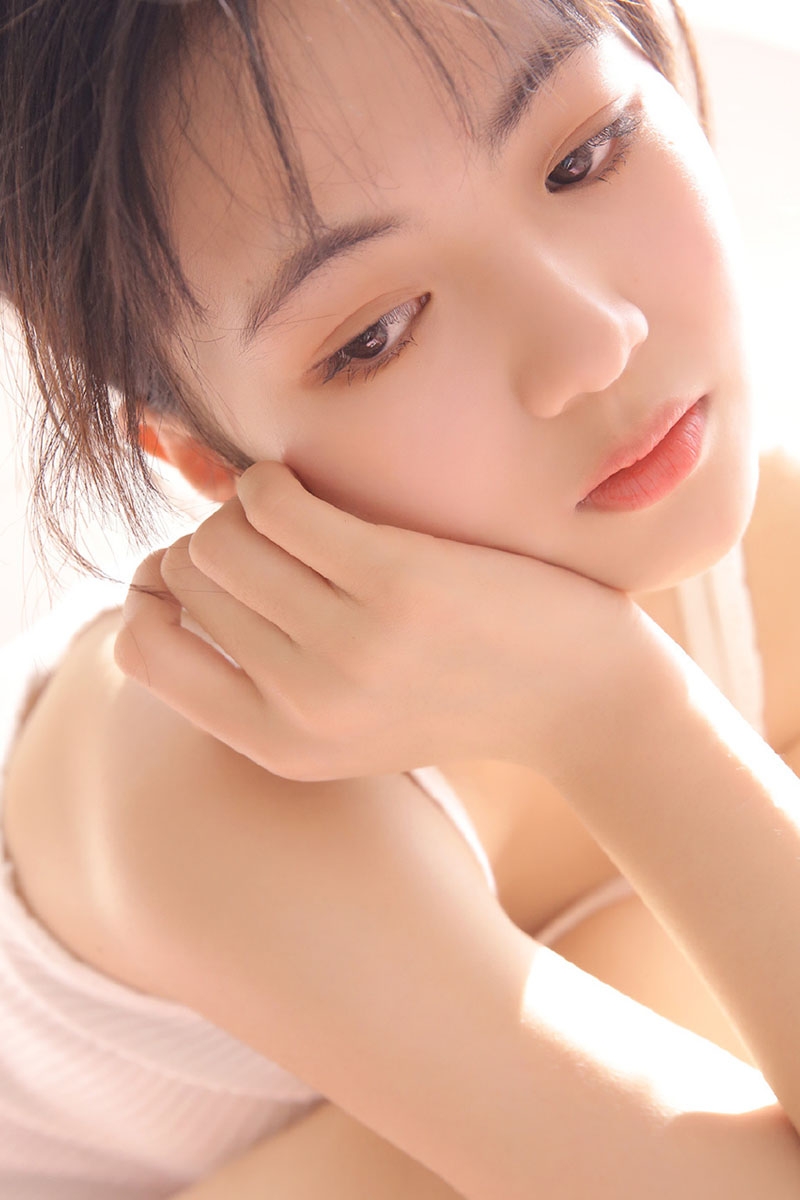 阳光下的长腿美女露齿甜笑慵懒随性 阳光下的长腿美女露齿甜笑慵懒随性