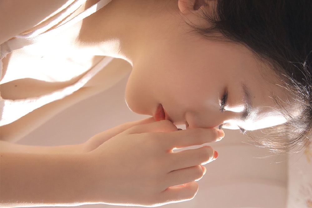 阳光下的长腿美女露齿甜笑慵懒随性 阳光下的长腿美女露齿甜笑慵懒随性