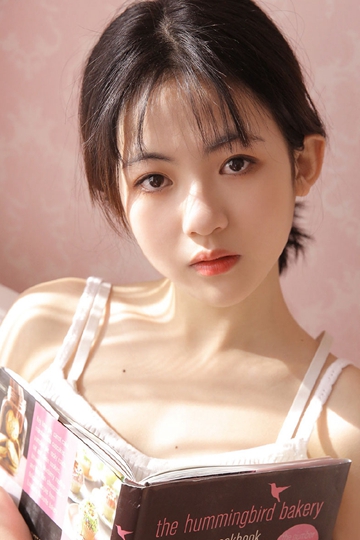 阳光下的长腿美女露齿甜笑慵懒随性