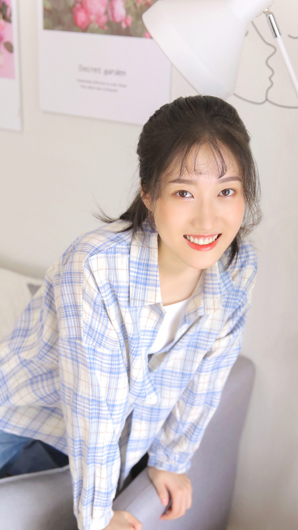 马尾辫小姐姐眼神明亮笑容甜美 马尾辫小姐姐眼神明亮笑容甜美