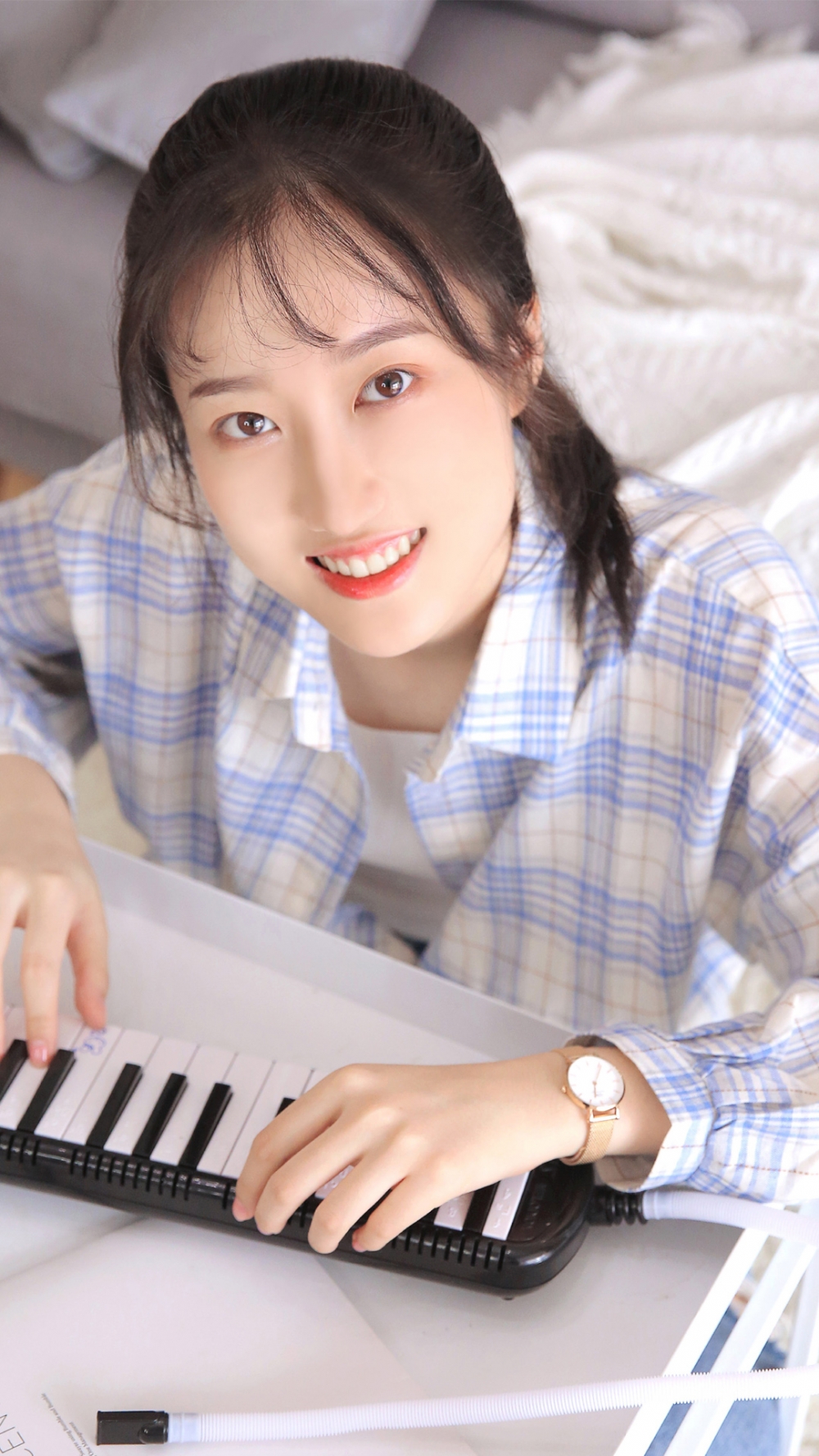 马尾辫小姐姐眼神明亮笑容甜美 马尾辫小姐姐眼神明亮笑容甜美