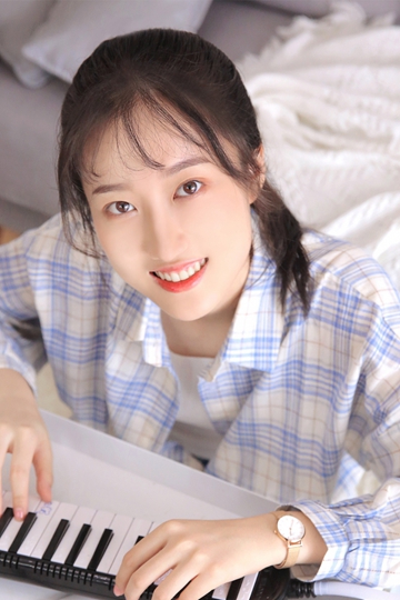 马尾辫小姐姐眼神明亮笑容甜美