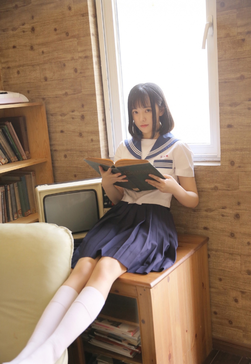 甜美女孩吊带短裙白丝美腿 甜美女孩吊带短裙白丝美腿