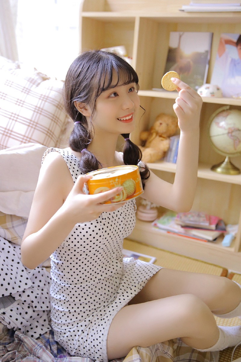 甜美女孩吊带短裙白丝美腿 甜美女孩吊带短裙白丝美腿